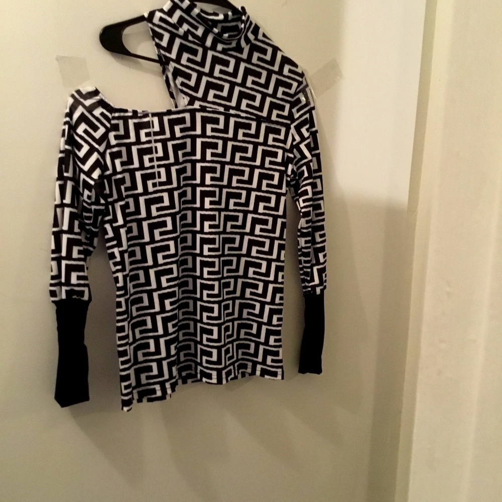 New Geo print cold shoulder top size S L XL